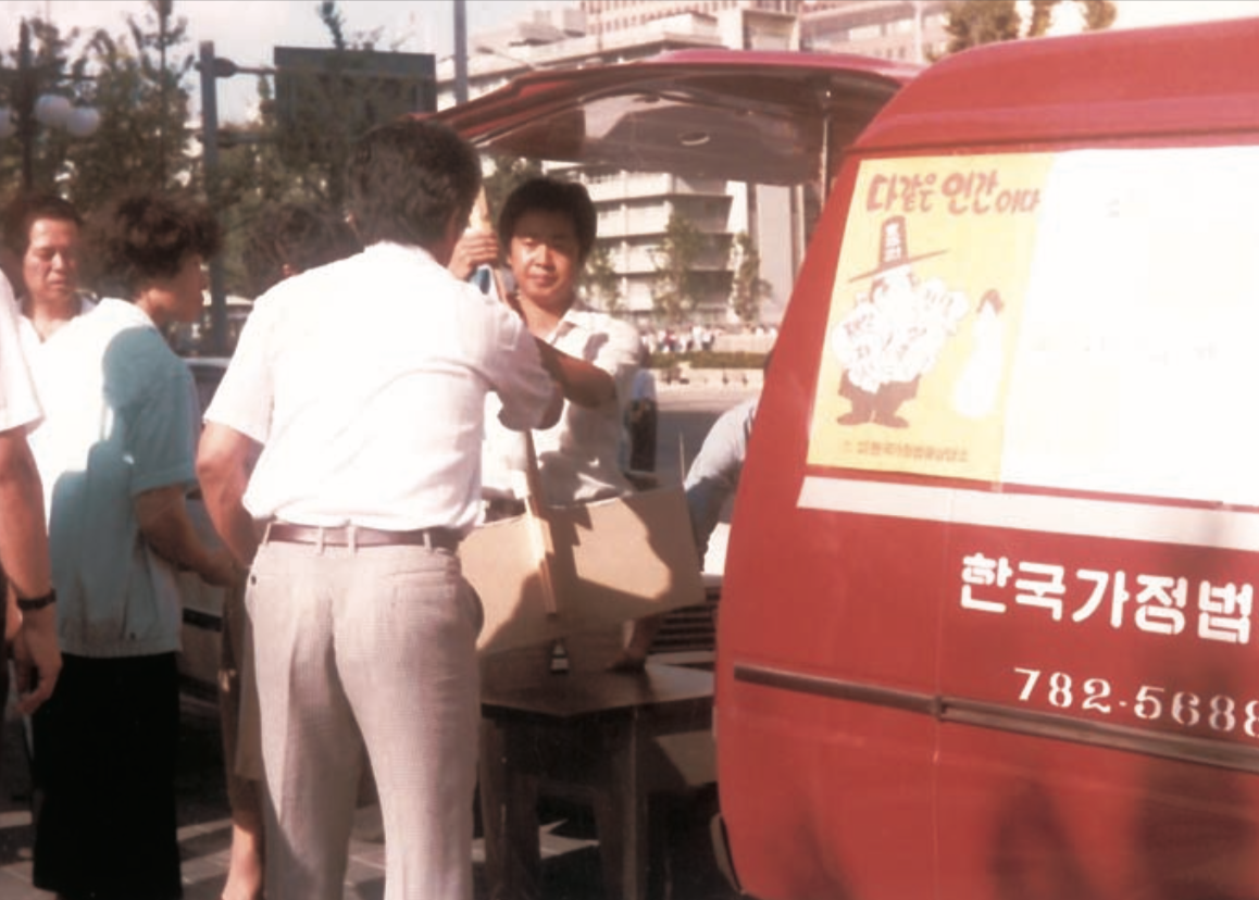가족법개정운동 관련 포스터를 부착하고 운행하는 상담소 차량 #4